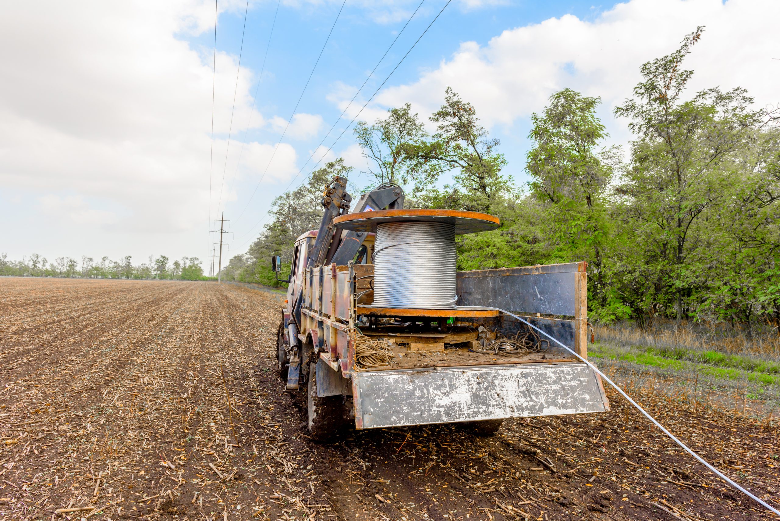 Coil with high-voltage cable mounted on wheeled truck